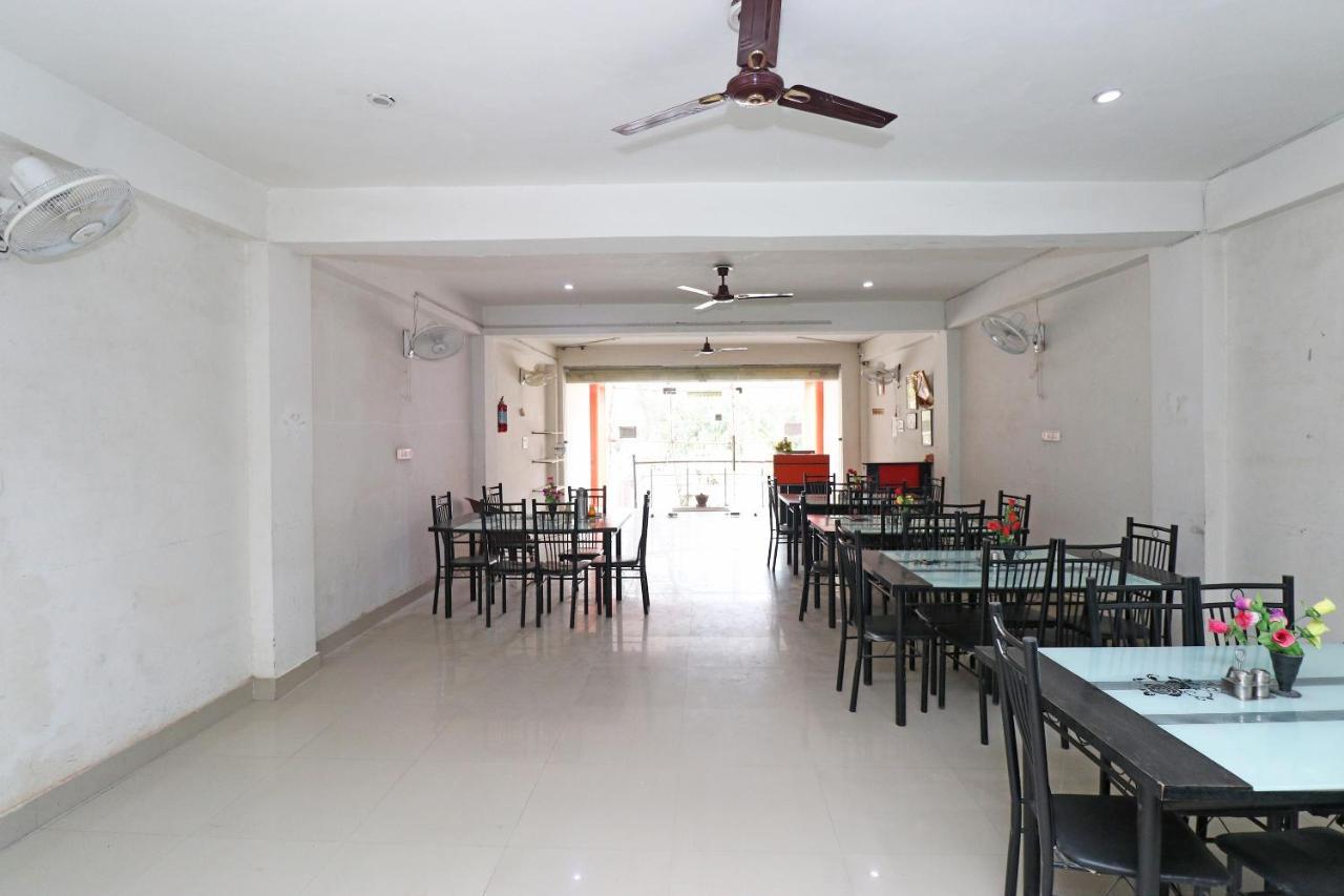 Oyo Flagship 28065 Anmol Plaza - Varanasi, Varanasi
